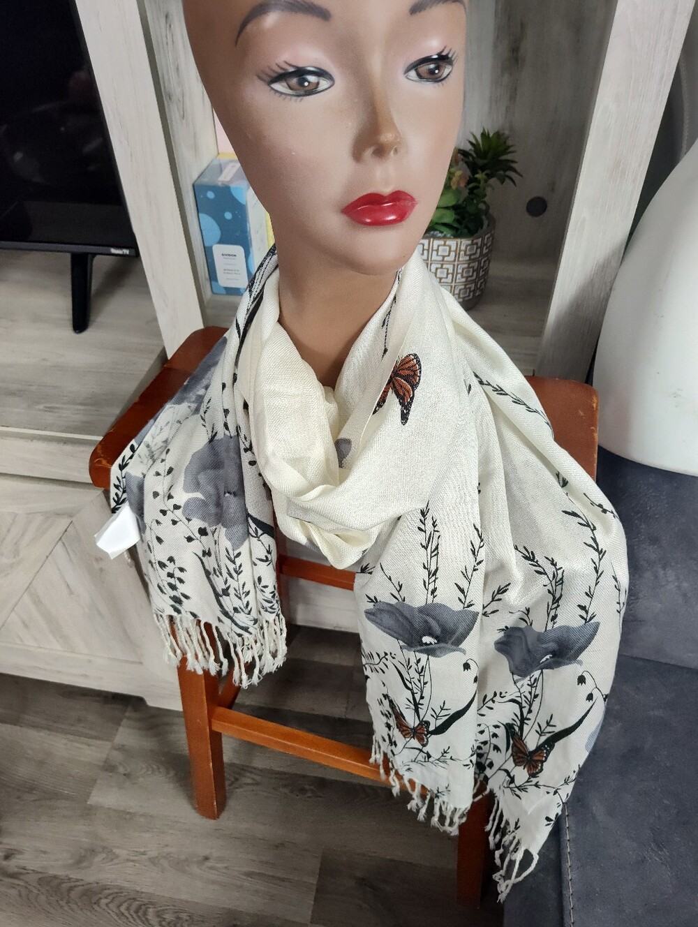 Pashmina/ Scarf Butterfly Pattern Excellent Condition - Picture 2 of 4